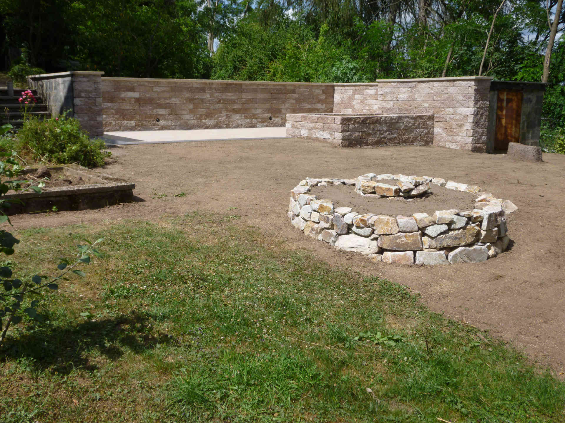 Gartengestaltung Mit Terrasse Und Kraeuterspirale