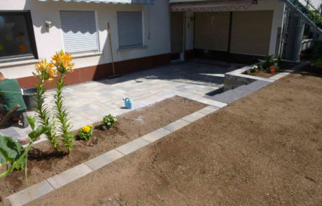 Neue Terrasse Mit Pflanzbeet Und Eingesaetem Rasen